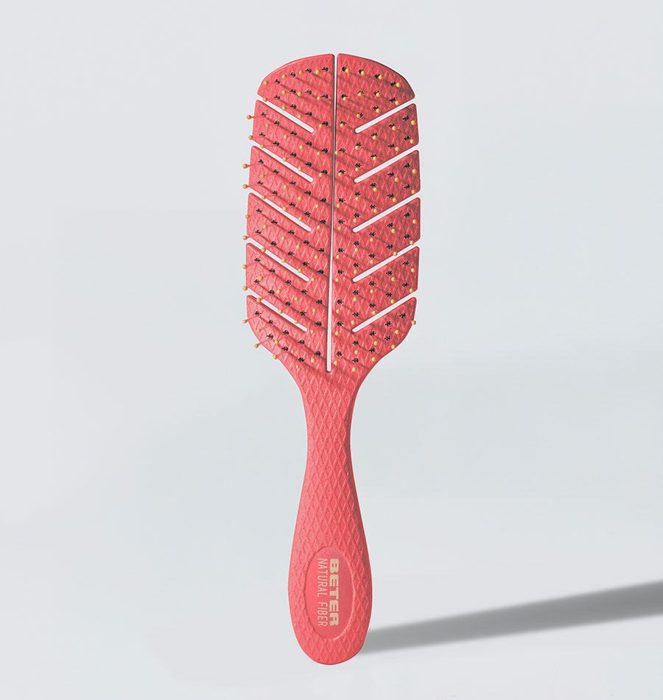 Cepillo detangling Natural Fiber de Beter sobre fondo gris de estudio